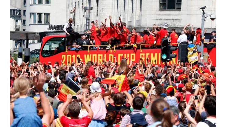 LOS HÉROES. Así recorrieron los jugadores de Bélgica las calles de Bruselas en su regreso.