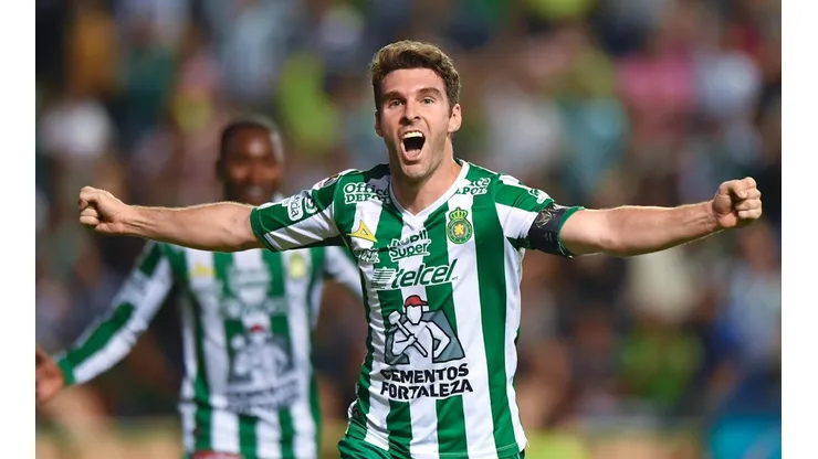 Mauro Boselli recibió el Balón de Oro como goleador del año.
