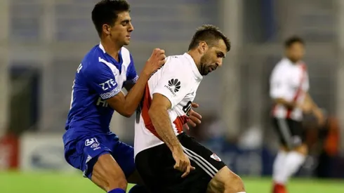 Santiago Cáseres con la camiseta de Vélez.
