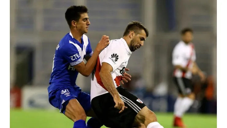 Santiago Cáseres con la camiseta de Vélez.