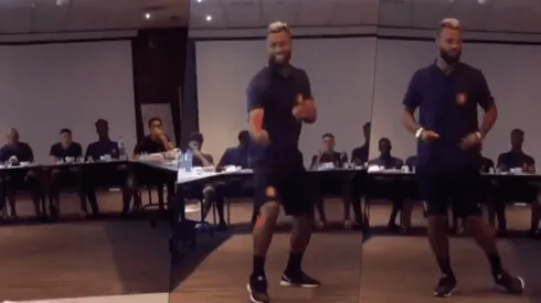 Foto del jugador cantando.