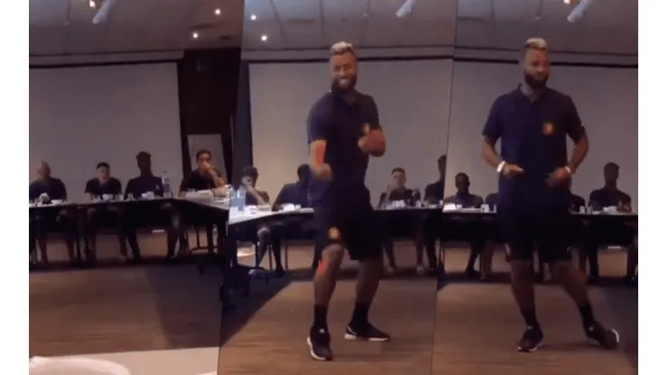 Foto del jugador cantando.