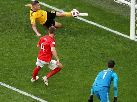¡Un bombero! Alderweireld sacó la pelota en la linea y salvó a Bélgica