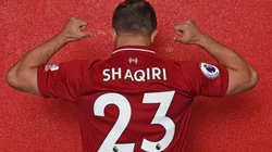 NUEVO UNIFORME. Shaqiri posó con la camiseta que usará en el Liverpool.