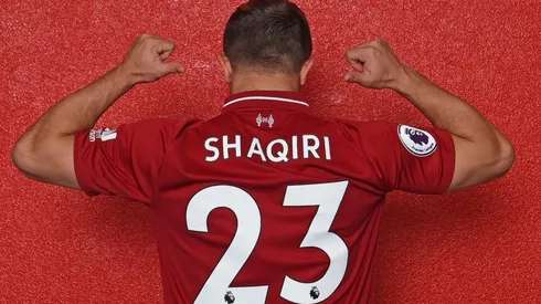 NUEVO UNIFORME. Shaqiri posó con la camiseta que usará en el Liverpool.