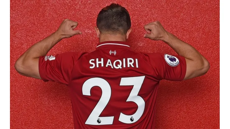 NUEVO UNIFORME. Shaqiri posó con la camiseta que usará en el Liverpool.
