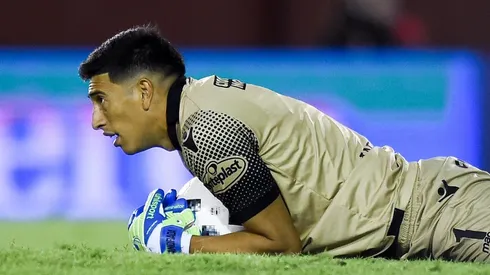 Andrada atajando para Lanús en la Superliga