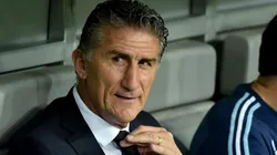 DE TRAJE Y DE SELECCIÓN. Edgardo Bauza durante uno de los partidos de la Selección Argentina (Foto: Getty).