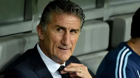 DE TRAJE Y DE SELECCIÓN. Edgardo Bauza durante uno de los partidos de la Selección Argentina (Foto: Getty).