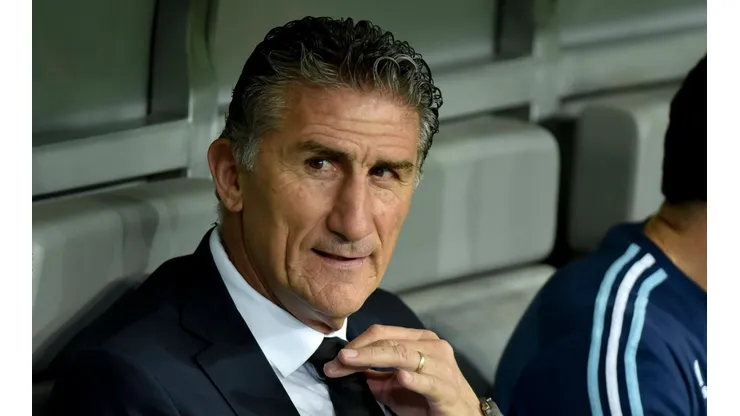 DE TRAJE Y DE SELECCIÓN. Edgardo Bauza durante uno de los partidos de la Selección Argentina (Foto: Getty).