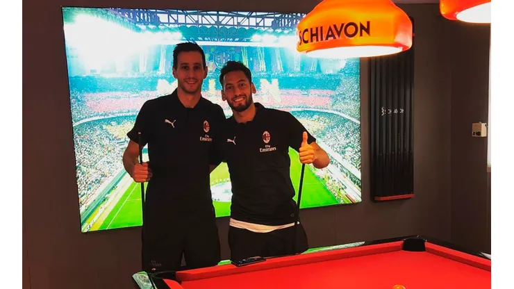 EL MUNDIAL...DE POOL. Kalinic ya descansa en la pretemporada del Milan.