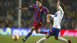 SE ESCAPA. Lionel Messi deja en el camino a Gabriel Milito en un Barcelona-Zaragoza (Foto: Getty).