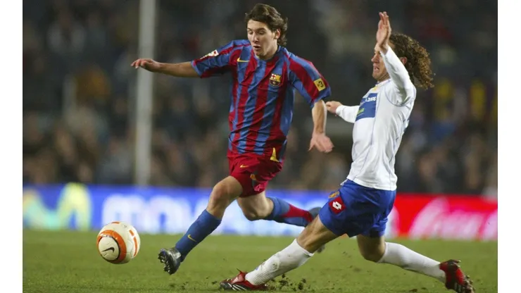 SE ESCAPA. Lionel Messi deja en el camino a Gabriel Milito en un Barcelona-Zaragoza (Foto: Getty).