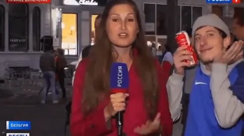 Ama su cerveza y se robó las miradas de todos en plena transmisión en vivo