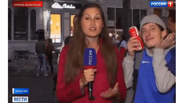Ama su cerveza y se robó las miradas de todos en plena transmisión en vivo