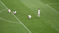 Foto de los jugadores de Inglaterra intentando sacar.