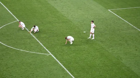 Foto de los jugadores de Inglaterra intentando sacar.