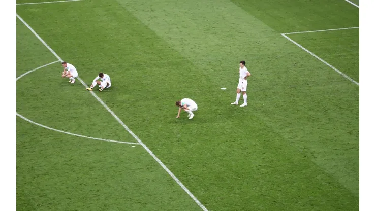 Foto de los jugadores de Inglaterra intentando sacar.