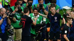 Mandzukic saluda a Yuri Cortez luego del festejo.