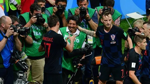 Mandzukic saluda a Yuri Cortez luego del festejo.