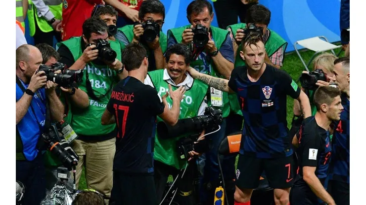 Mandzukic saluda a Yuri Cortez luego del festejo.