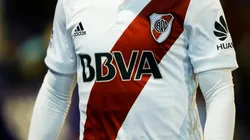 LA BANDA. La camiseta titular de River en la temporada pasada con su sponsor principal (Foto: Getty).