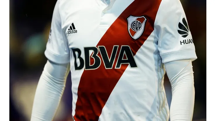 LA BANDA. La camiseta titular de River en la temporada pasada con su sponsor principal (Foto: Getty).