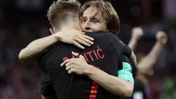 LOS DUEÑOS DEL CENTRO. Ivan Rakitic y Luka Modric se abrazan tras el triunfo de Croacia (Foto: Getty).