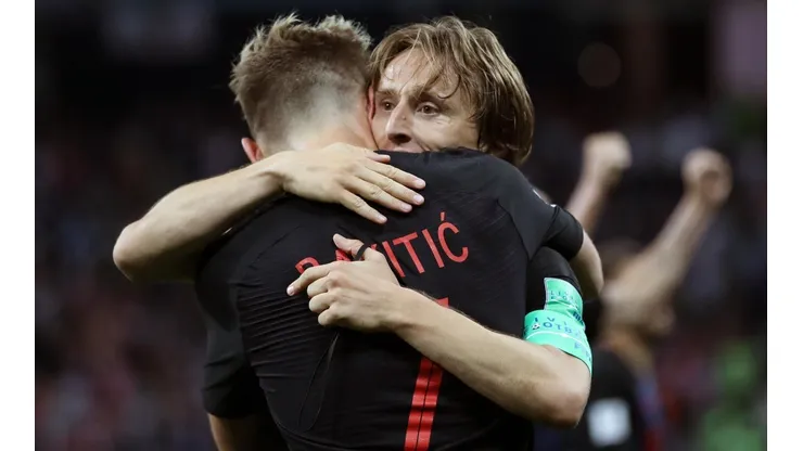 LOS DUEÑOS DEL CENTRO. Ivan Rakitic y Luka Modric se abrazan tras el triunfo de Croacia (Foto: Getty).