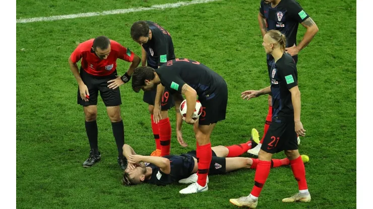 DEJÓ TODO. Ivan Rakitic tendido en el suelo durante el partido entre Croacia e Inglaterra (Foto: Getty).
