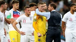 A CASA. El consuelo de Southgate para sus jugadores después de la derrota contra Croacia (Foto: Getty).