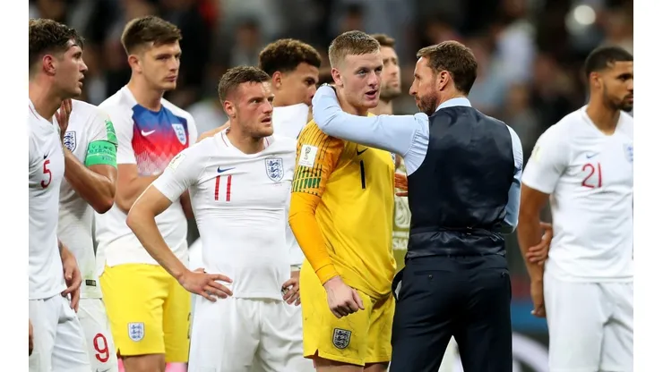 A CASA. El consuelo de Southgate para sus jugadores después de la derrota contra Croacia (Foto: Getty).