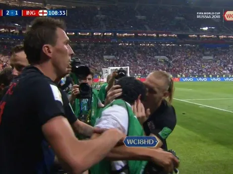 Locura croata: en el gol, los jugadores celebraron ¡con un fotógrafo!