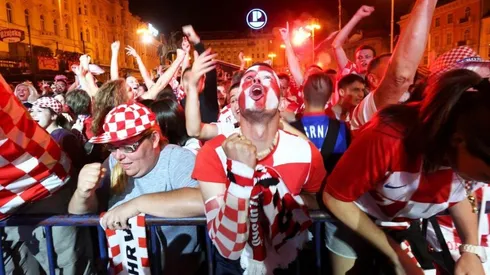 PUÑITO CROATA. Así festejos los fanáticos el gol de Mandzukic en Zagreb.