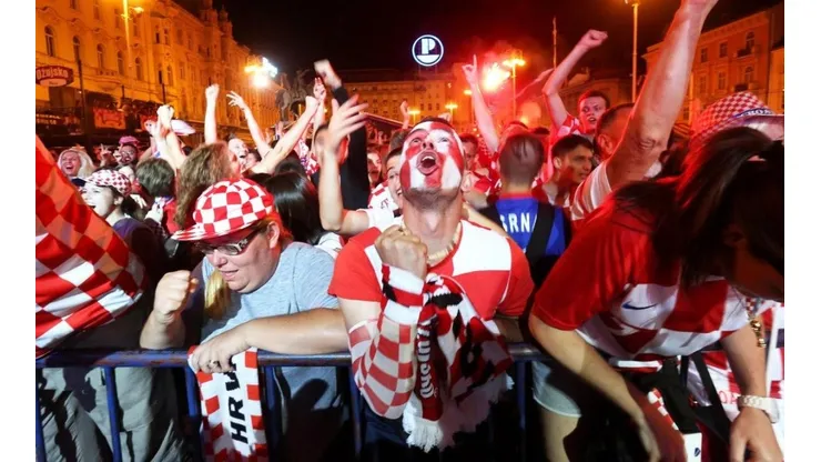 PUÑITO CROATA. Así festejos los fanáticos el gol de Mandzukic en Zagreb.