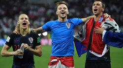 A LA FINAL. Rakitic canta de cara a la afición croata junto a sus compañeros (Foto: Getty).