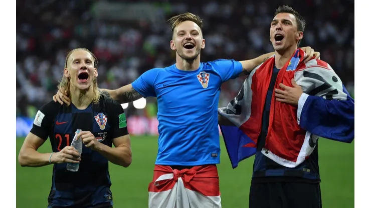 A LA FINAL. Rakitic canta de cara a la afición croata junto a sus compañeros (Foto: Getty).