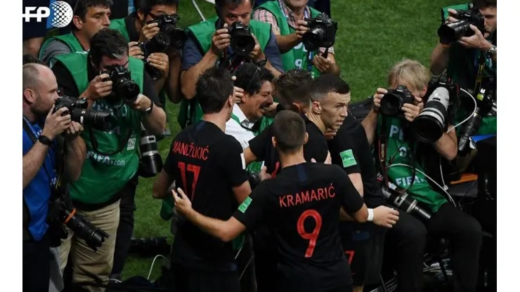 El fotógrafo formó parte -sin querer- de la celebración croata tras su gol agónico