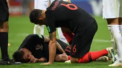 CON LO ÚLTIMO. Lovren atiende a Mandzukic, quien sufre en el piso una infracción (Foto: Getty).