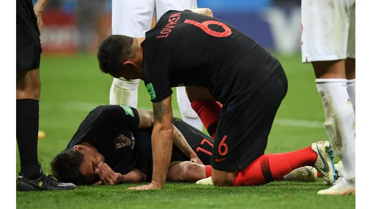 CON LO ÚLTIMO. Lovren atiende a Mandzukic, quien sufre en el piso una infracción (Foto: Getty).