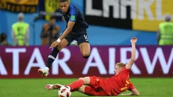 PUSO QUINTA. Mbappé salta a De Bruyne y se escapaba por la banda a toda velocidad (Foto: Getty).