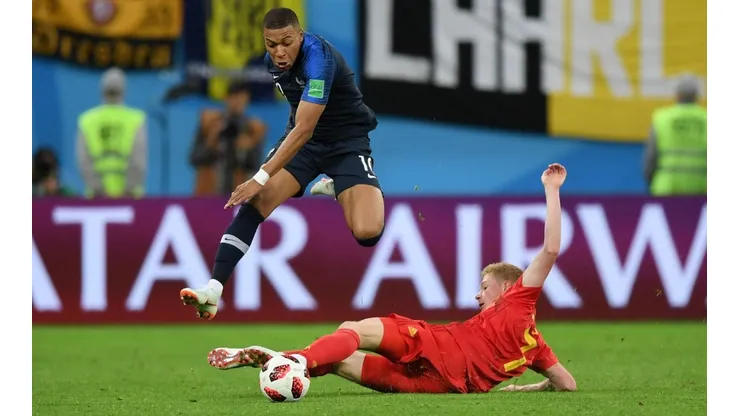 PUSO QUINTA. Mbappé salta a De Bruyne y se escapaba por la banda a toda velocidad (Foto: Getty).