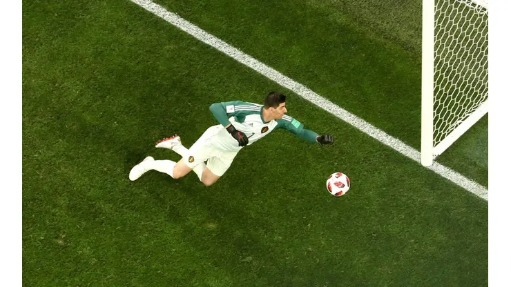 Courtois atajando contra Francia