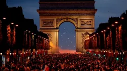 Los franceses celebran a los pies del Arco del Triunfo.