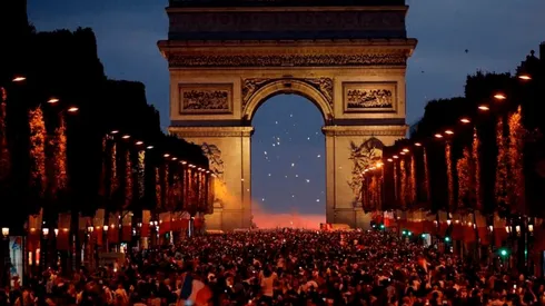 Los franceses celebran a los pies del Arco del Triunfo.