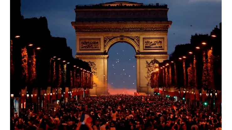 Los franceses celebran a los pies del Arco del Triunfo.