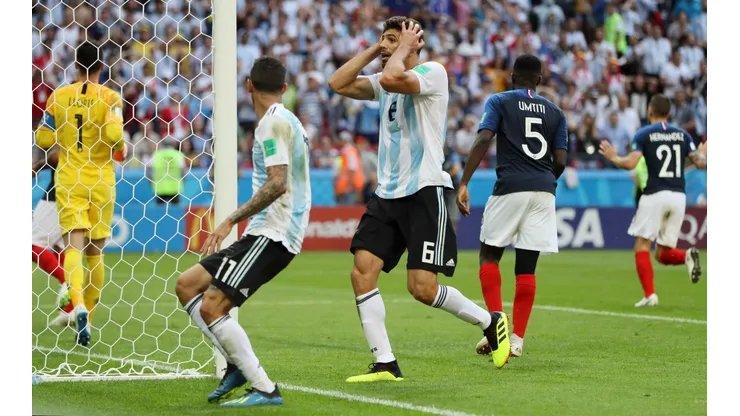 LA JUGADA DEL (CASI) MILAGRO. Fazio se lamenta porque tuvo el posible 4-4 en Argentina contra Francia (Foto: Getty).