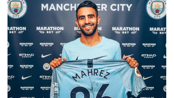 NUEVOS COLORES. Riyad Mahrez con el uniforme del Manchester City.