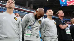 CABEZA BAJA. Thierry Henry agacha la cabeza durante el himno nacional de Bélgica (Foto: Getty).