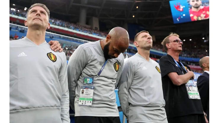 CABEZA BAJA. Thierry Henry agacha la cabeza durante el himno nacional de Bélgica (Foto: Getty).